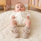 Bébé portant des chaussons lapin en maille taupe