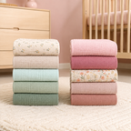 Assortiments de linges bébé en gaze dans une chambre de bébé