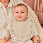 Bébé portant un bavoir uni beige en gaze de coton