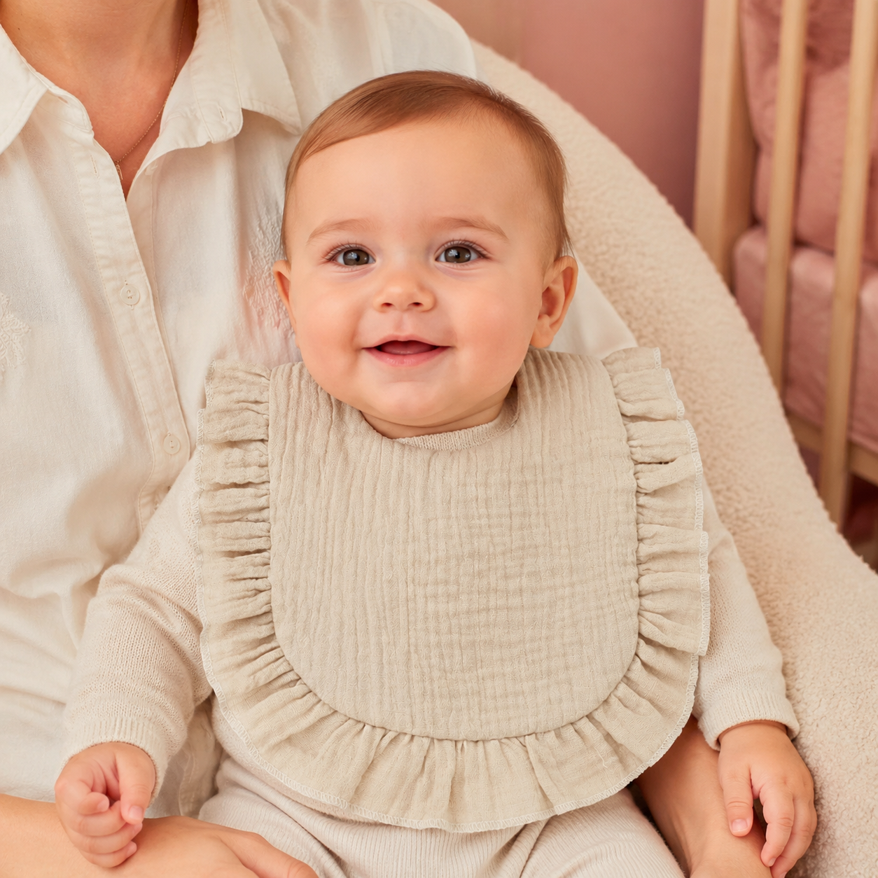 Bébé portant un bavoir uni beige en gaze de coton