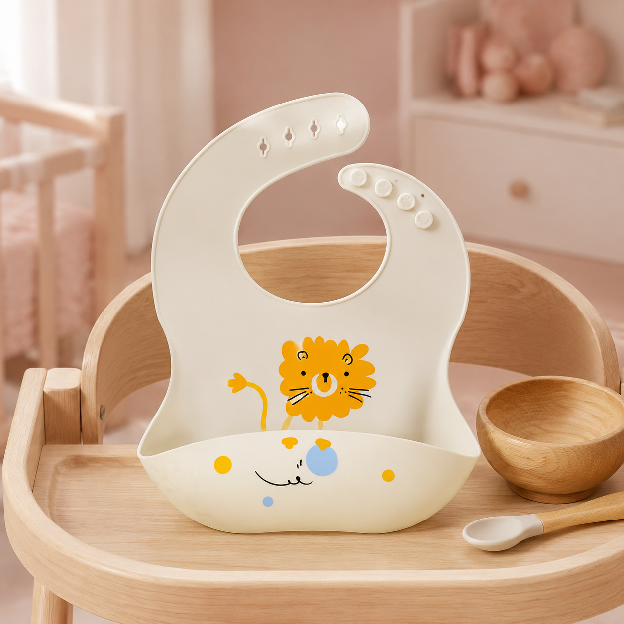 Bavoir bébé en silicone motif lion sur une chaise haute