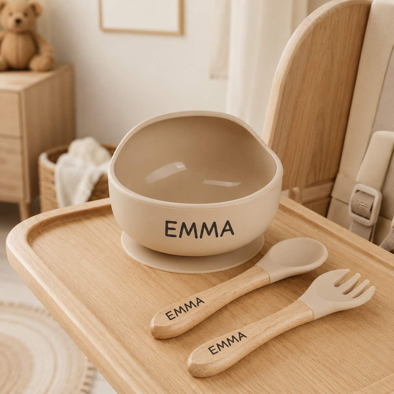 Coffret repas bébé beige personnalisé sur une chaise haute