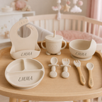 Coffret repas bébé beige personnalisé 8 pièces sur une chaise haute
