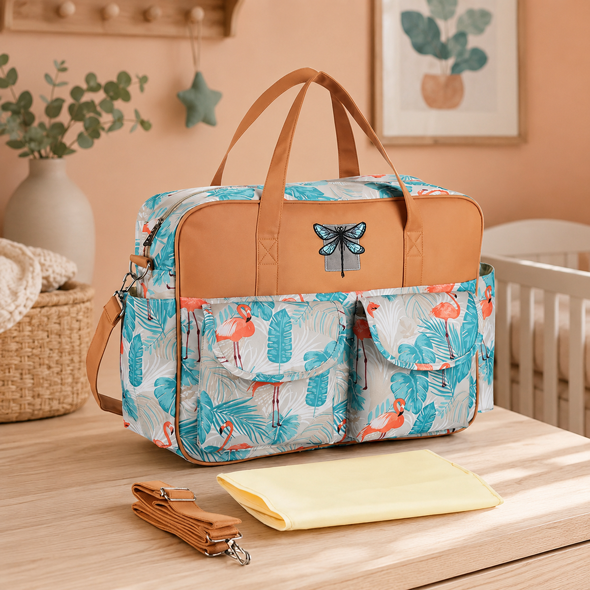 Sac à langer 39 cm motif Flamants corail mis en scène dans une chambre de bébé