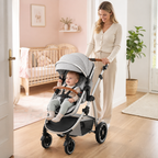 Bébé attaché dans la poussette 3-en-1 gris clair