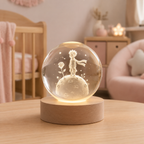 Veilleuse boule de cristal Petit Prince dans une chambre de bébé