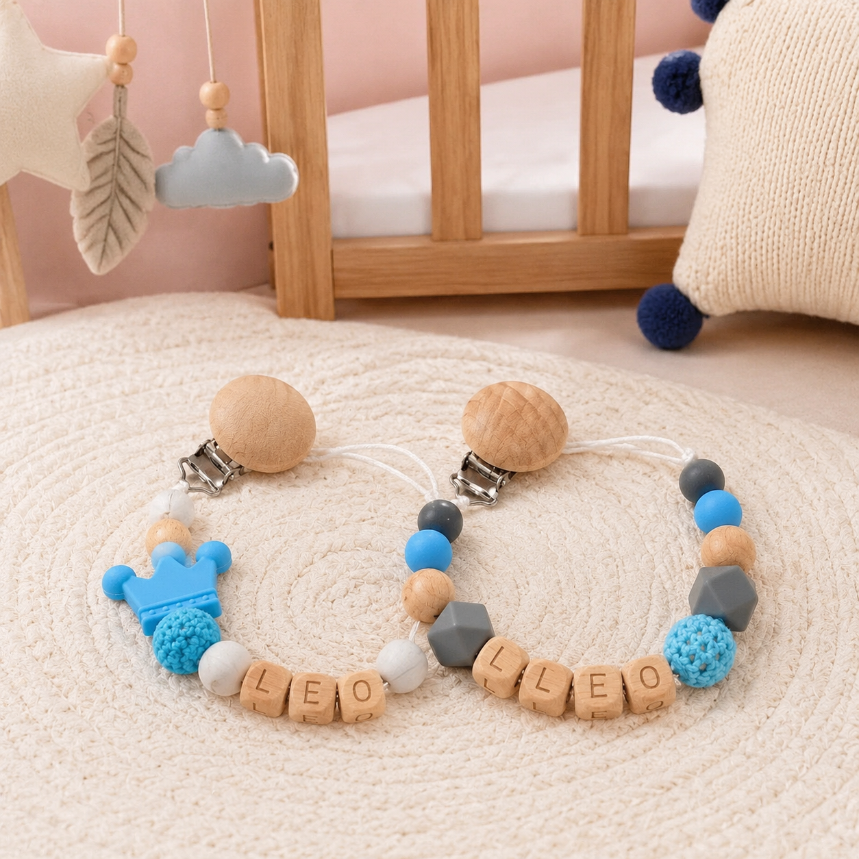 Attaches-tétines personnalisées bleues dans une chambre de bébé