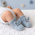 Bébé portant des chaussons lapin bleu ciel en maille