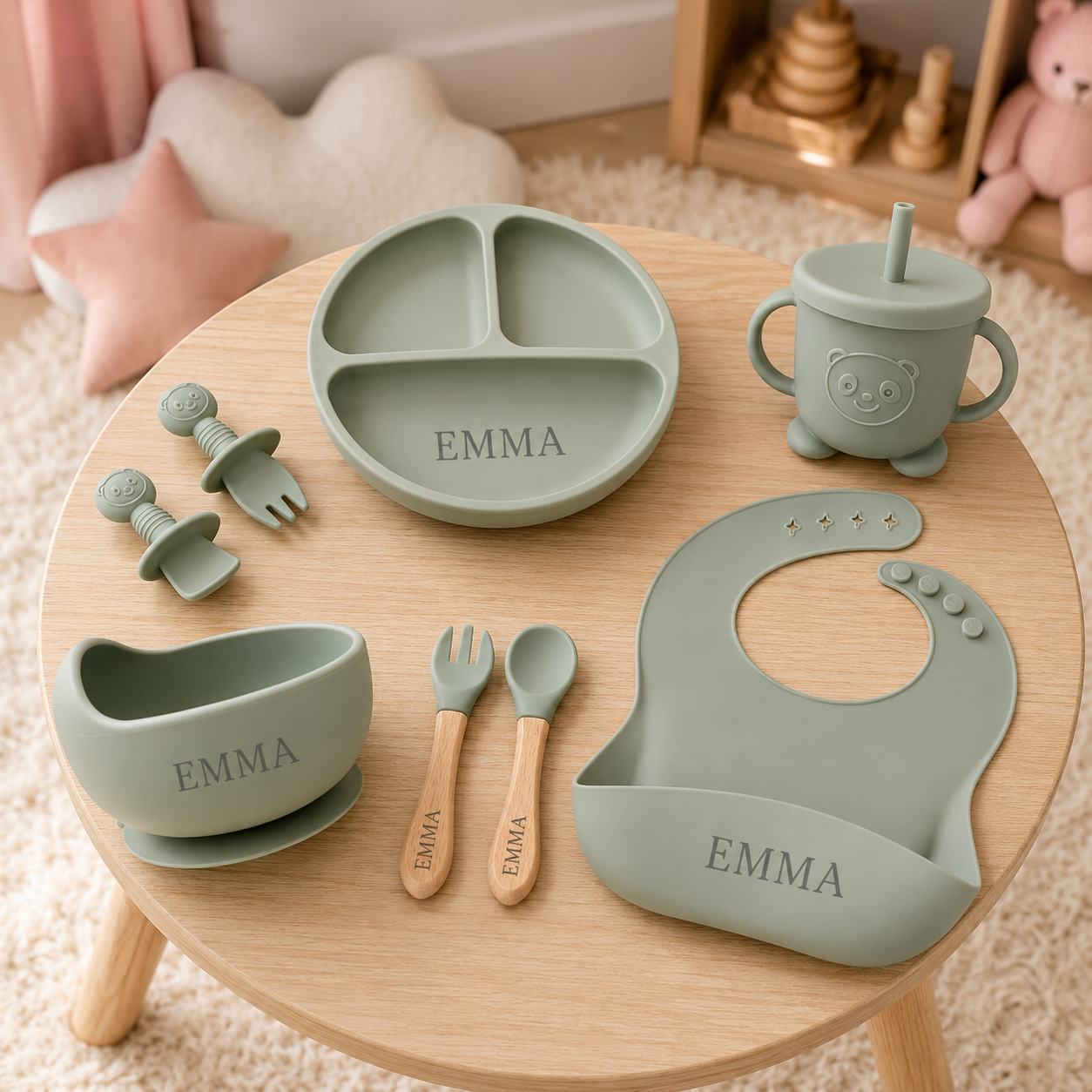 Coffret repas bébé vert sauge personnalisé dans une chambre de bébé