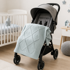 Couverture bébé bleu ciel à cœurs mise en scène sur une poussette