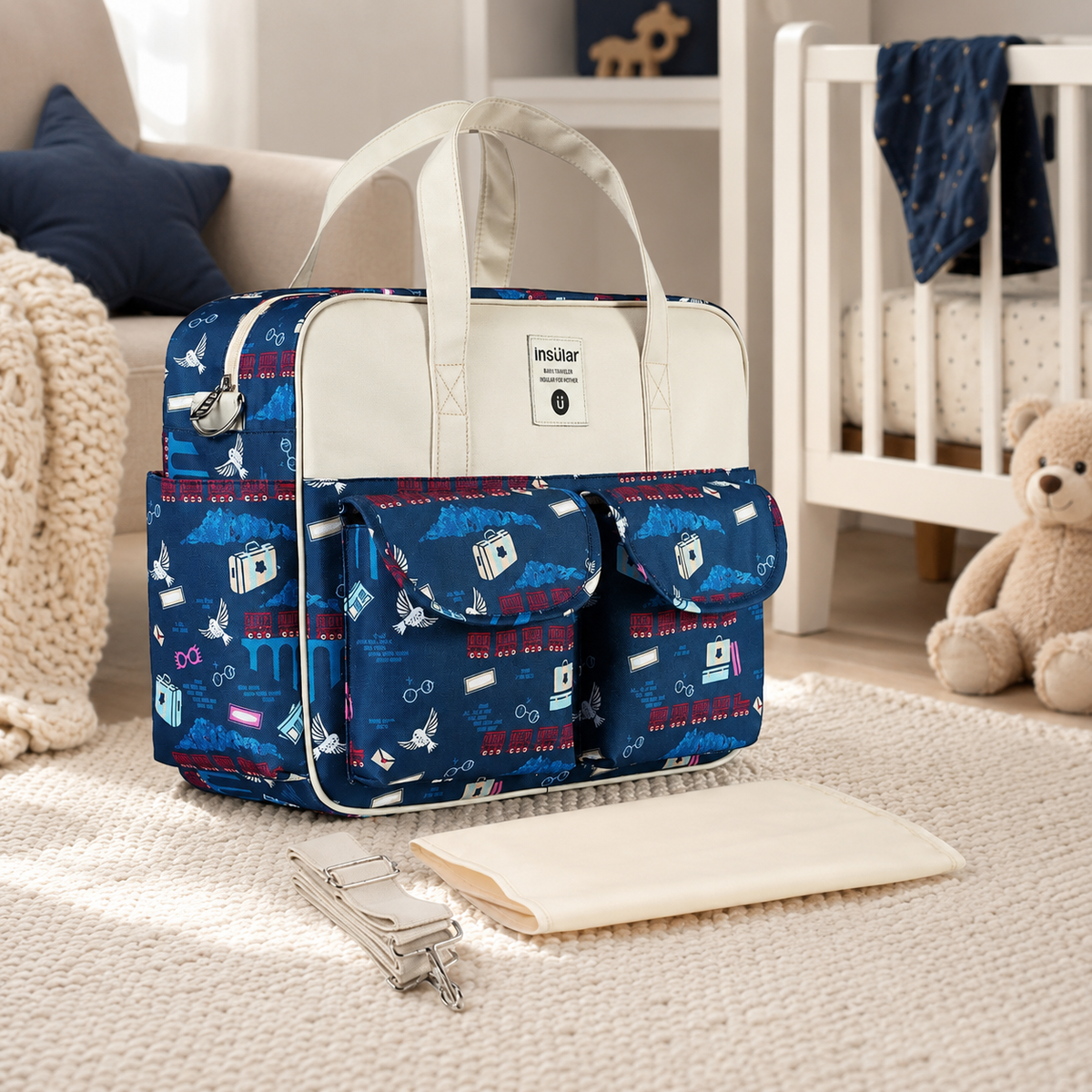 Sac à langer 39 cm motif École magique mis en scène dans une chambre de bébé