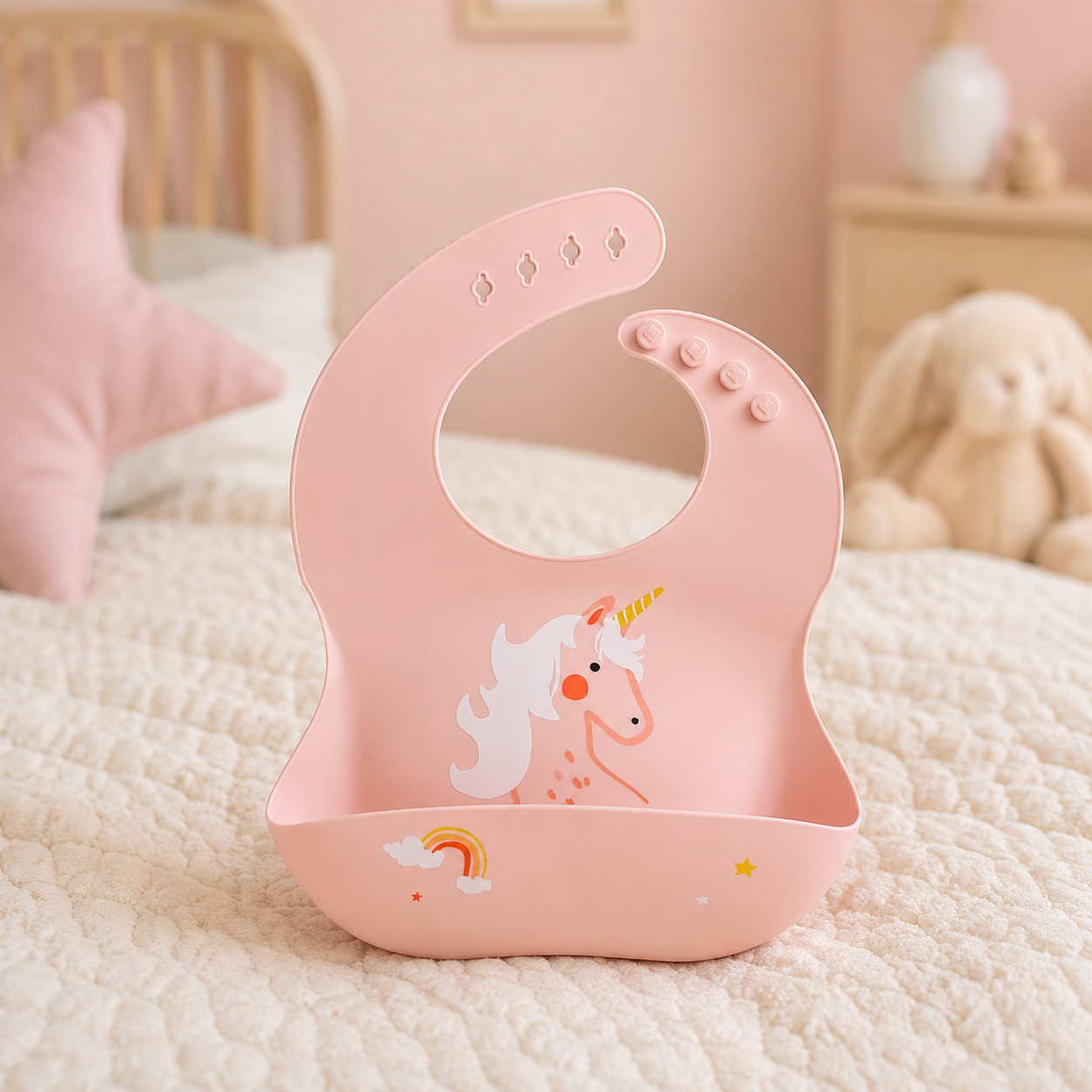 Bavoir bébé rose en silicone motif licorne dans une chambre de bébé