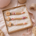 Attaches-tétines personnalisées roses présentées en coffret