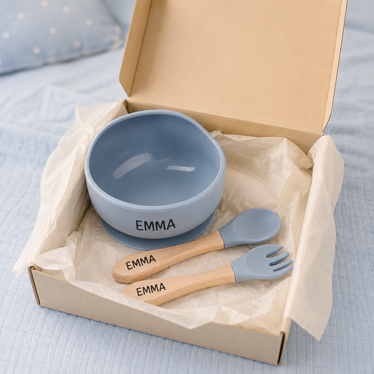 Coffret repas bébé bleu personnalisé présenté en coffret