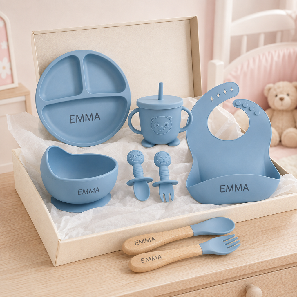 Coffret repas bébé bleu personnalisé présenté en cadeau de naissance