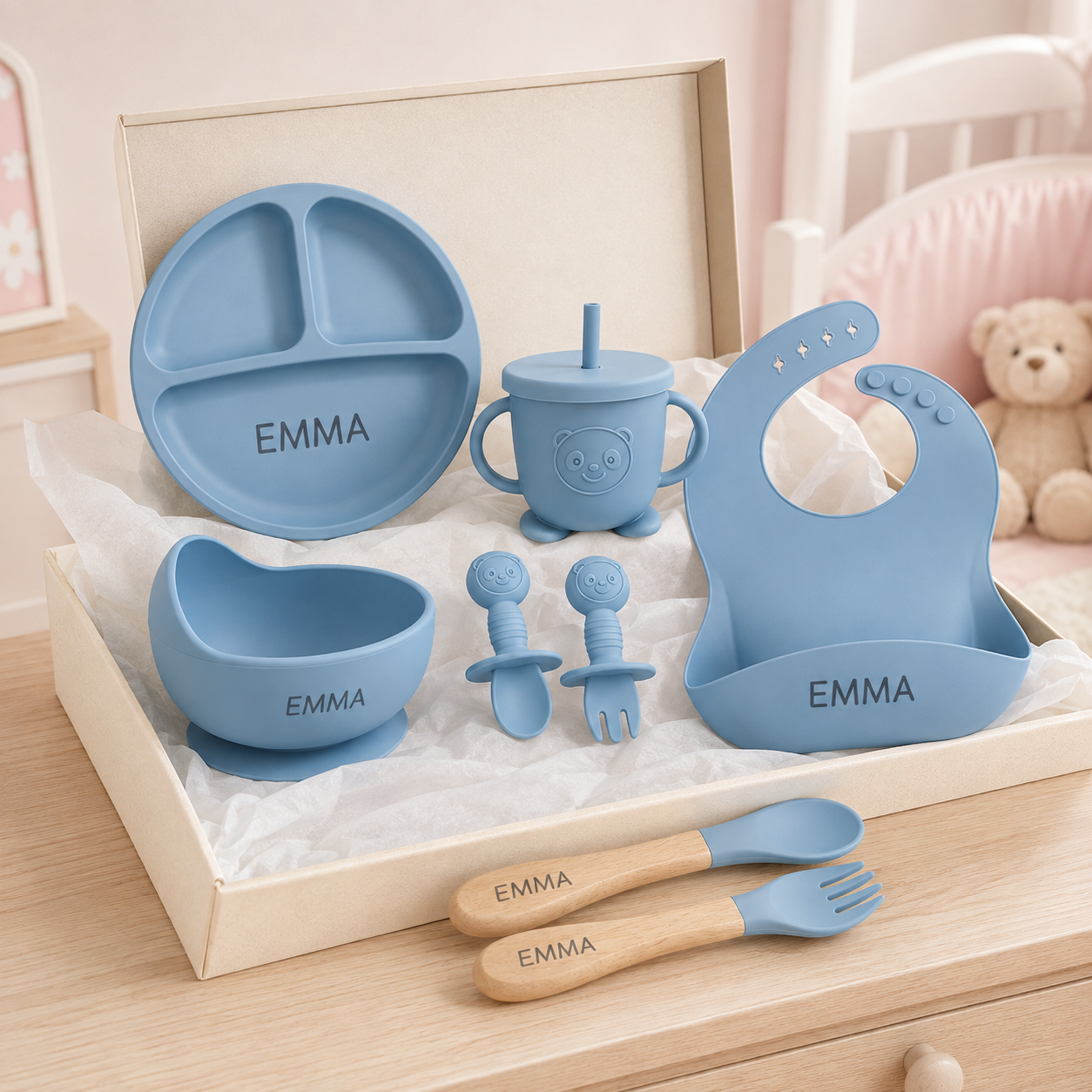 Coffret repas bébé bleu personnalisé présenté en cadeau de naissance
