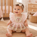 Robe body en tulle brodé portée dans une chambre de bébé