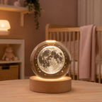 Veilleuse boule de cristal Lune dans une chambre de bébé rose