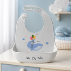 Détail du bavoir bébé gris motif baleine avec poche