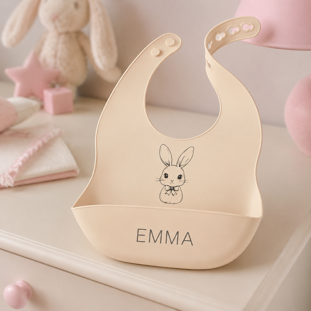 Détail du bavoir bébé beige motif lapin avec prénom