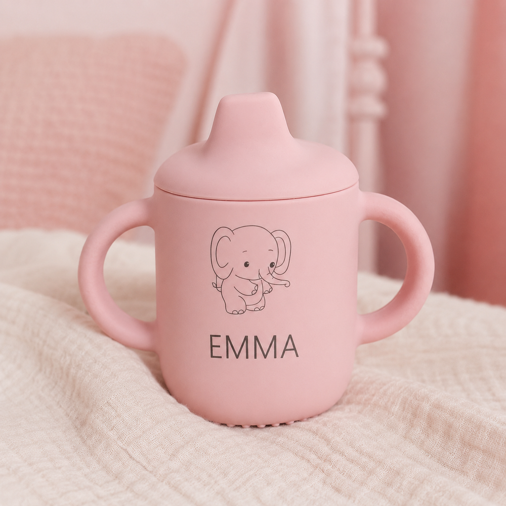 Détail du prénom sur une tasse bébé rose motif éléphant