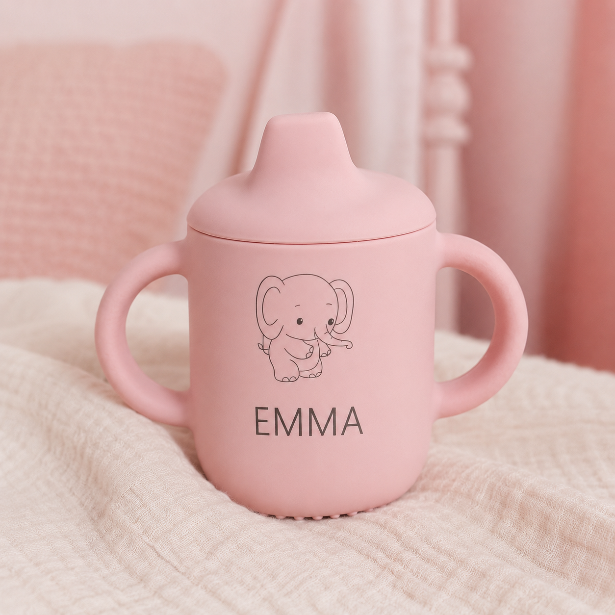 Détail du prénom sur une tasse bébé rose motif éléphant