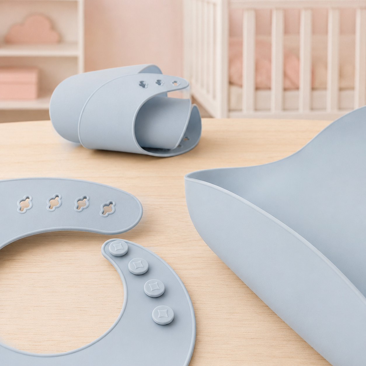 Détail du réglage et de la souplesse du bavoir bébé en silicone
