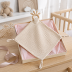 Doudou-lange bébé beige présenté en coffret naissance