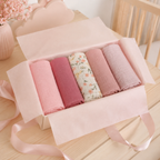Lot de linges bébé roses présenté en coffret naissance