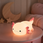Veilleuse axolotl diffusant une lumière douce dans la chambre bébé