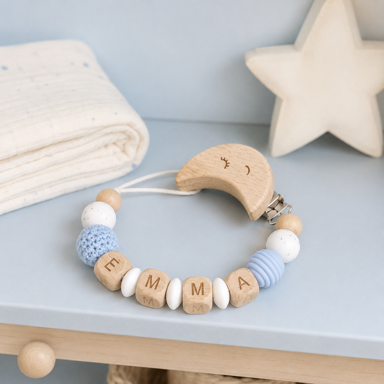 Attache-tétine personnalisée lune bleu ciel dans une chambre de bébé
