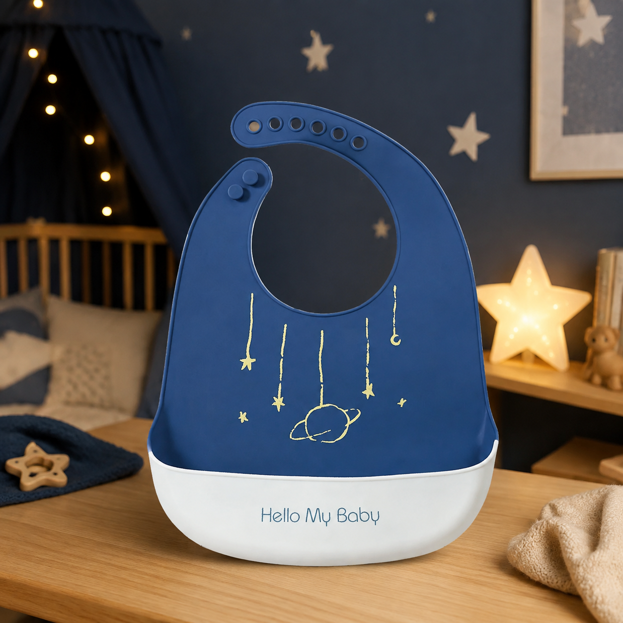 Bavoir bébé bleu nuit motif étoiles dans une chambre de bébé