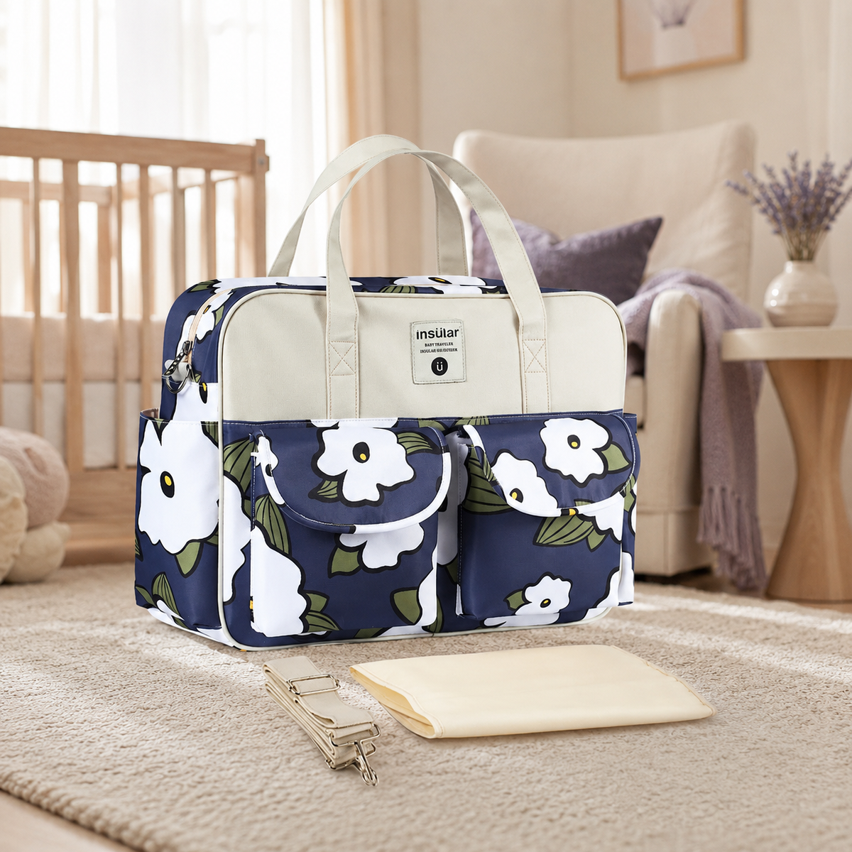 Sac à langer 39 cm motif Iris d’été mis en scène dans une chambre de bébé