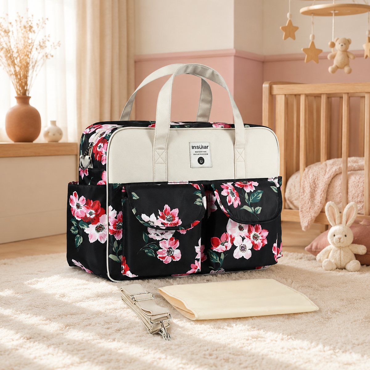 Sac à langer 39 cm motif Jardin de roses mis en scène dans une chambre de bébé