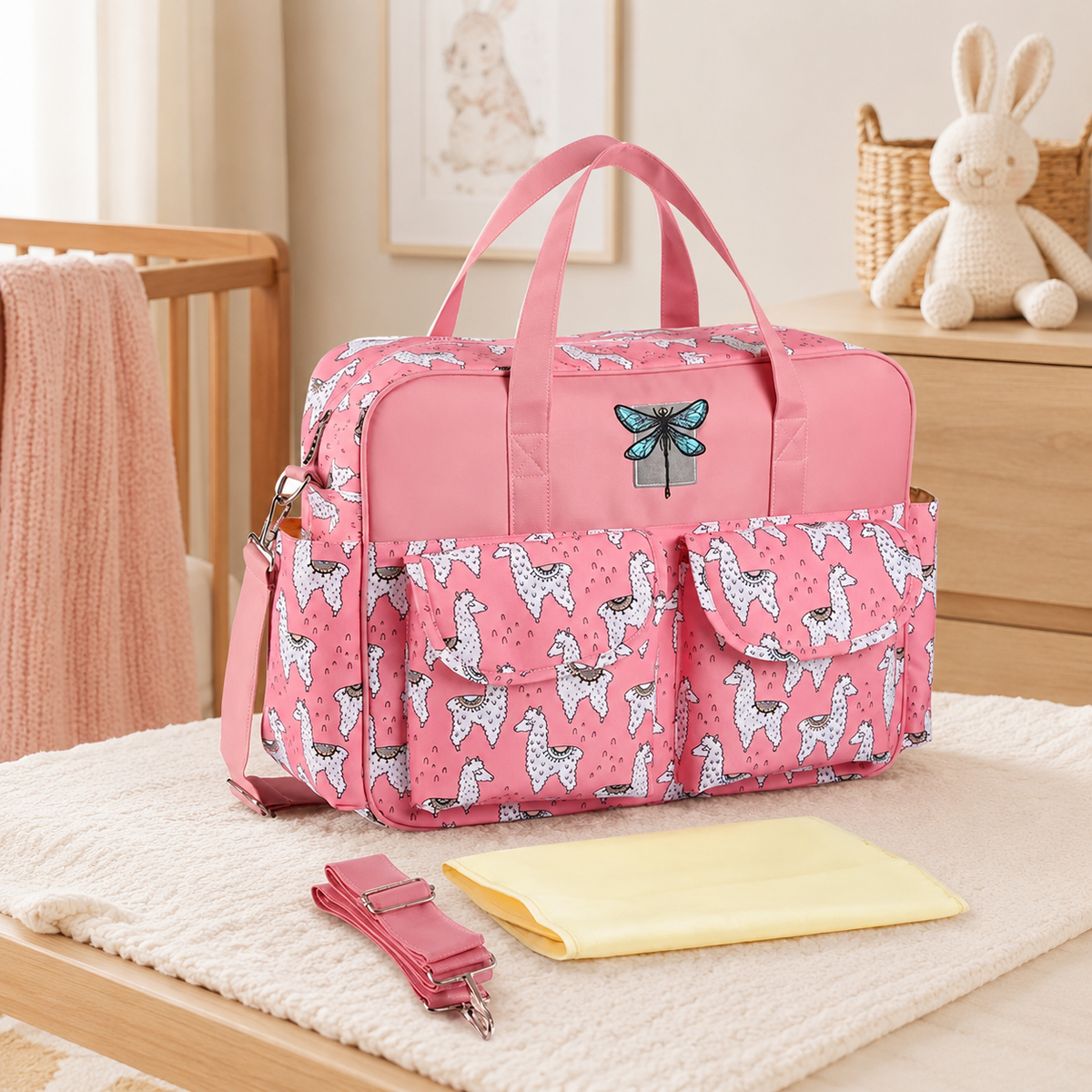 Sac à langer 39 cm motif Alpagas roses mis en scène dans une chambre de bébé