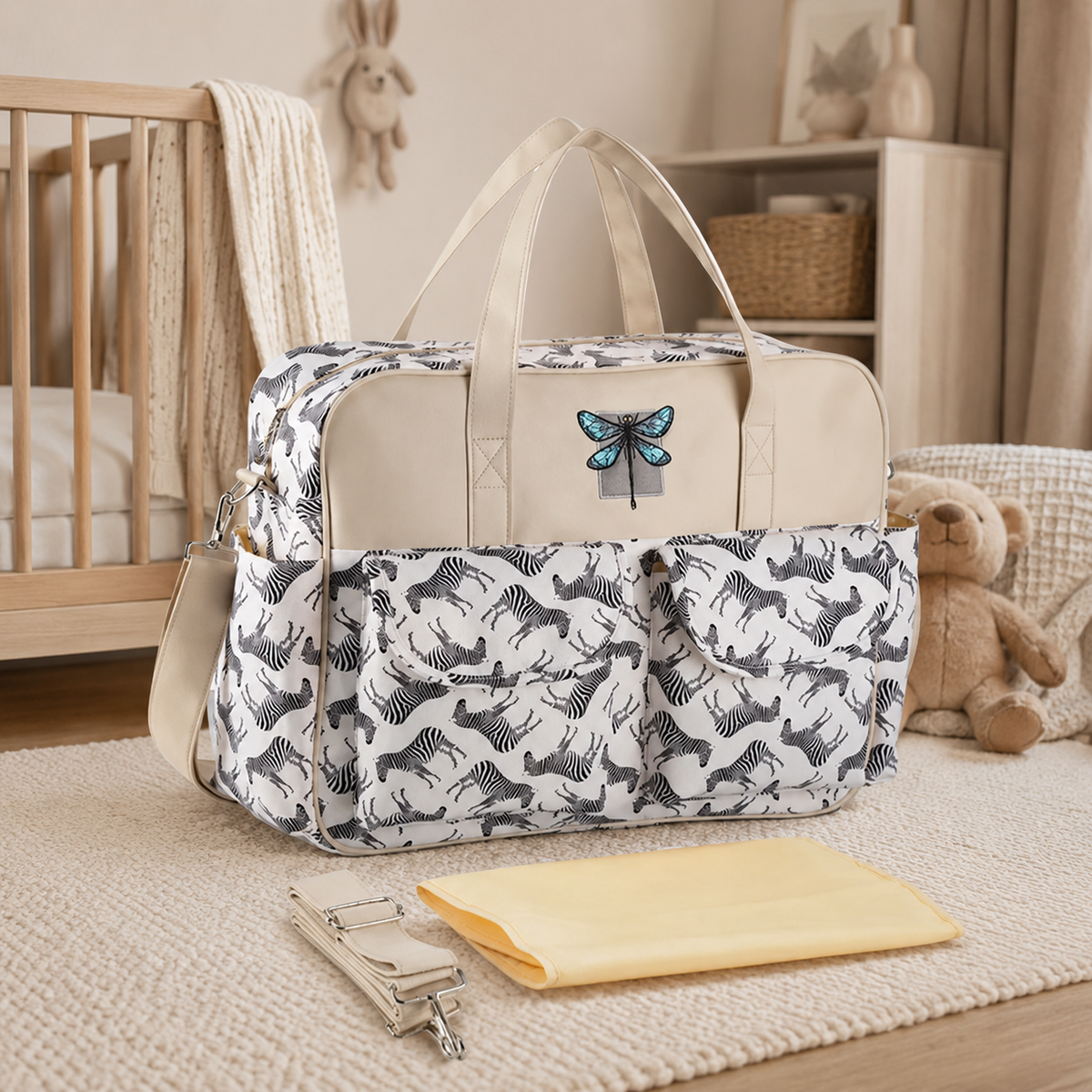 Sac à langer 39 cm motif Zèbres graphiques mis en scène dans une chambre de bébé