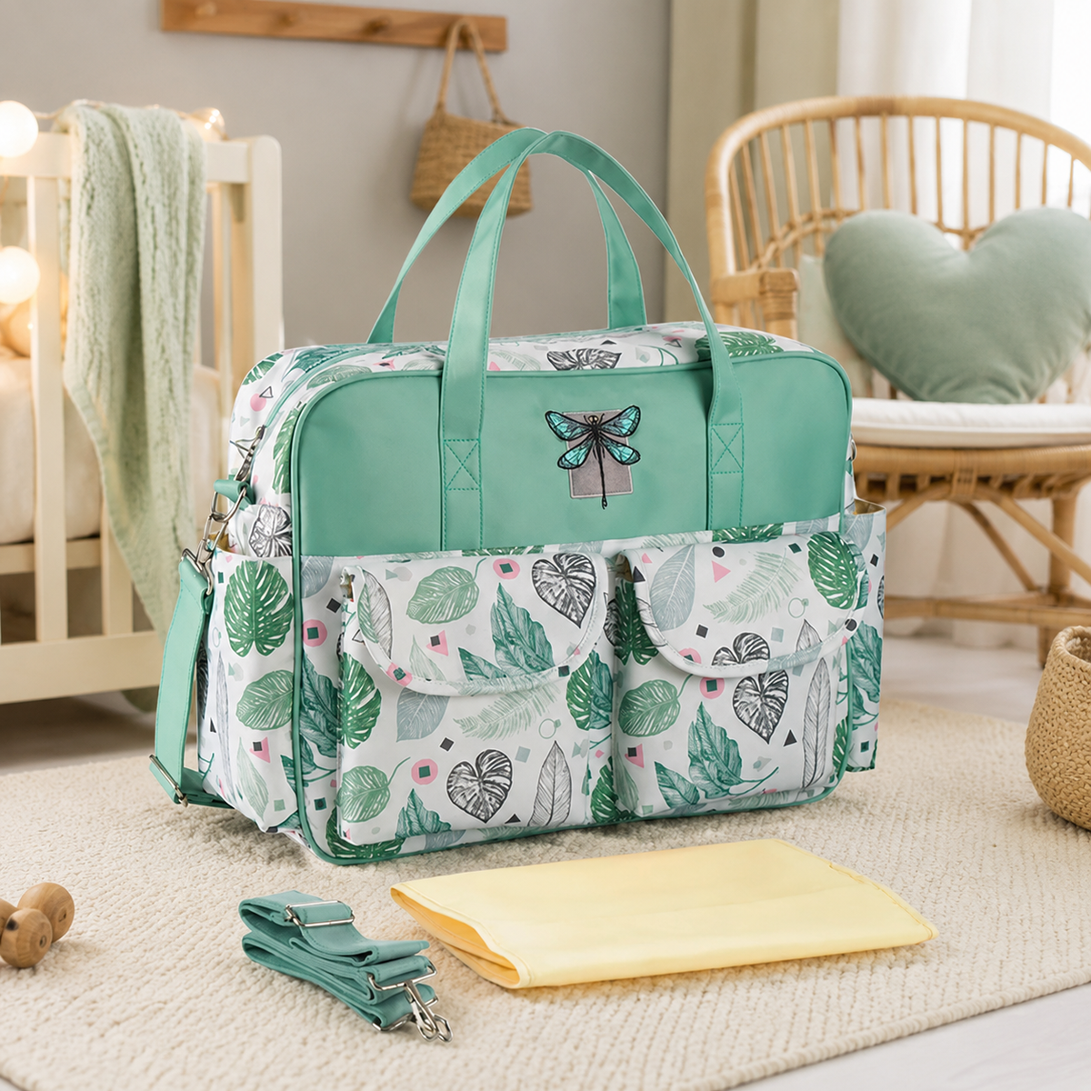 Sac à langer 39 cm motif Feuillage sauge mis en scène dans une chambre de bébé