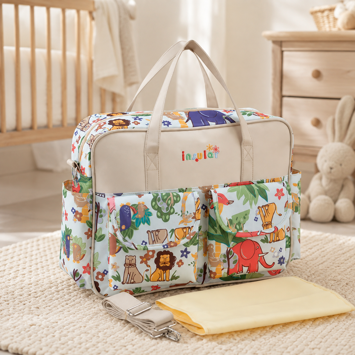 Sac à langer 39 cm motif Animaux colorés mis en scène dans une chambre de bébé