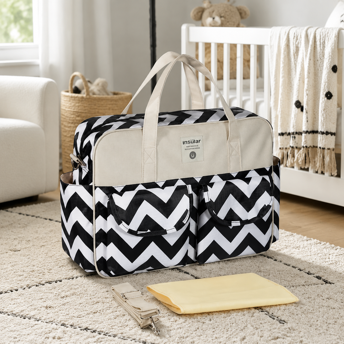 Sac à langer 39 cm motif Vagues graphiques mis en scène dans une chambre de bébé