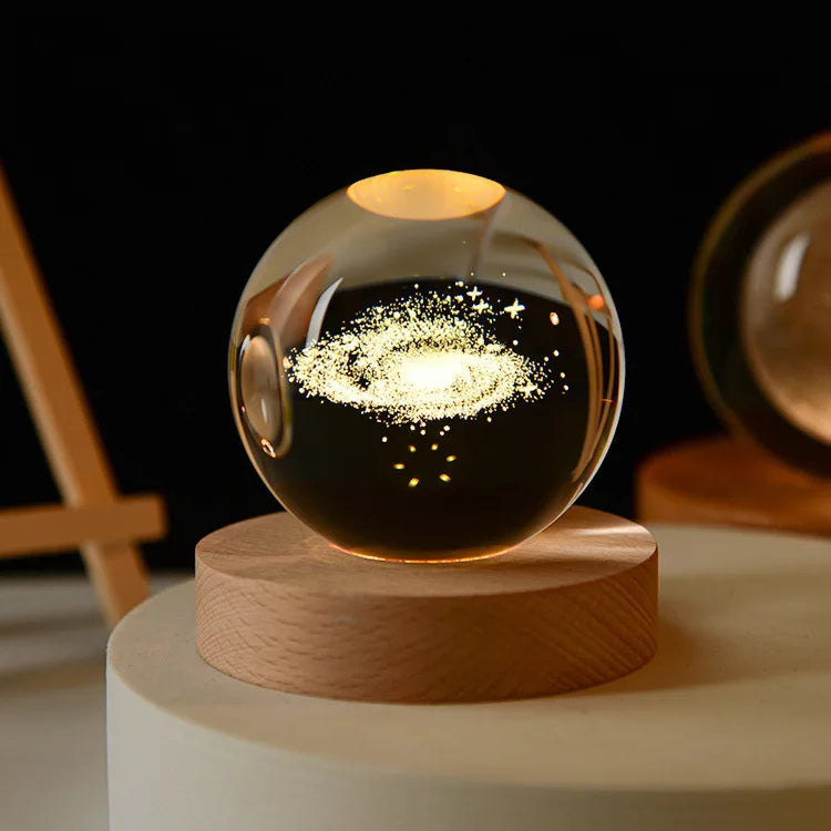 Kristallkugel-Nachtlicht, lasergeätztes Geburtstagsgeschenk, Glaskugel, Heim-Schreibtischdekoration mit USB-Holzsockel