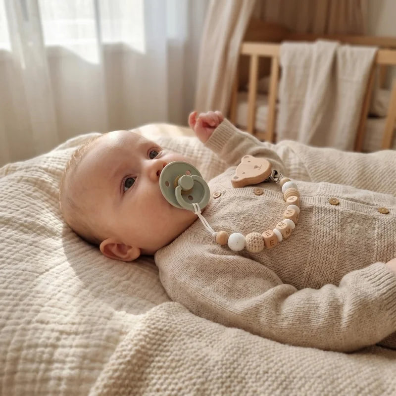 Attache-Tétine Bébé Personnalisée en Bois et Silicone