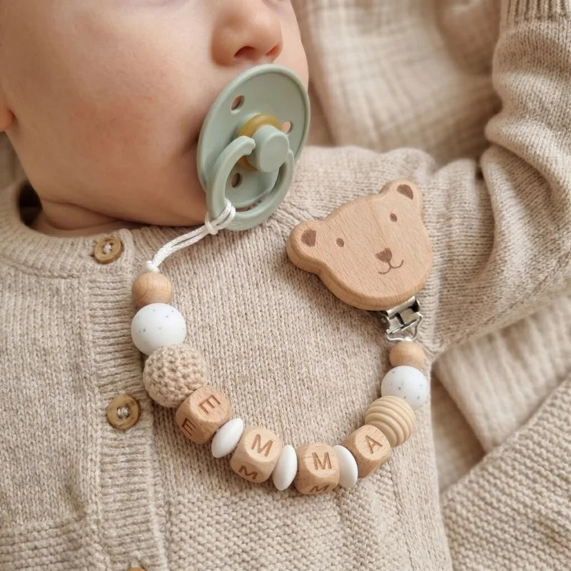 Attache-Tétine Bébé Personnalisée en Bois et Silicone