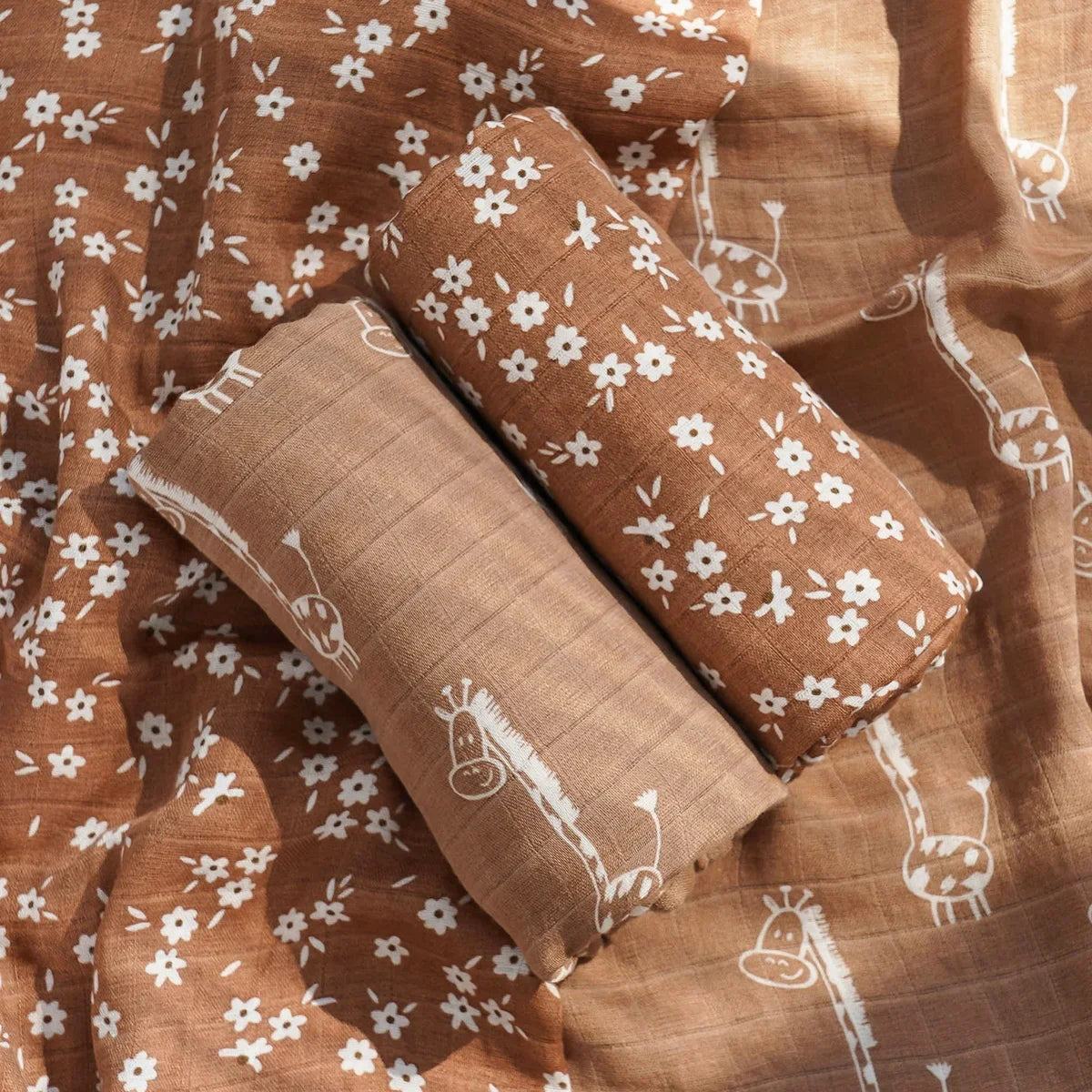 Lot de deux langes bébé motifs fleurs et petits lapins