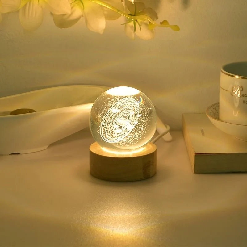 Kristallkugel-Nachtlicht, lasergeätztes Geburtstagsgeschenk, Glaskugel, Heim-Schreibtischdekoration mit USB-Holzsockel