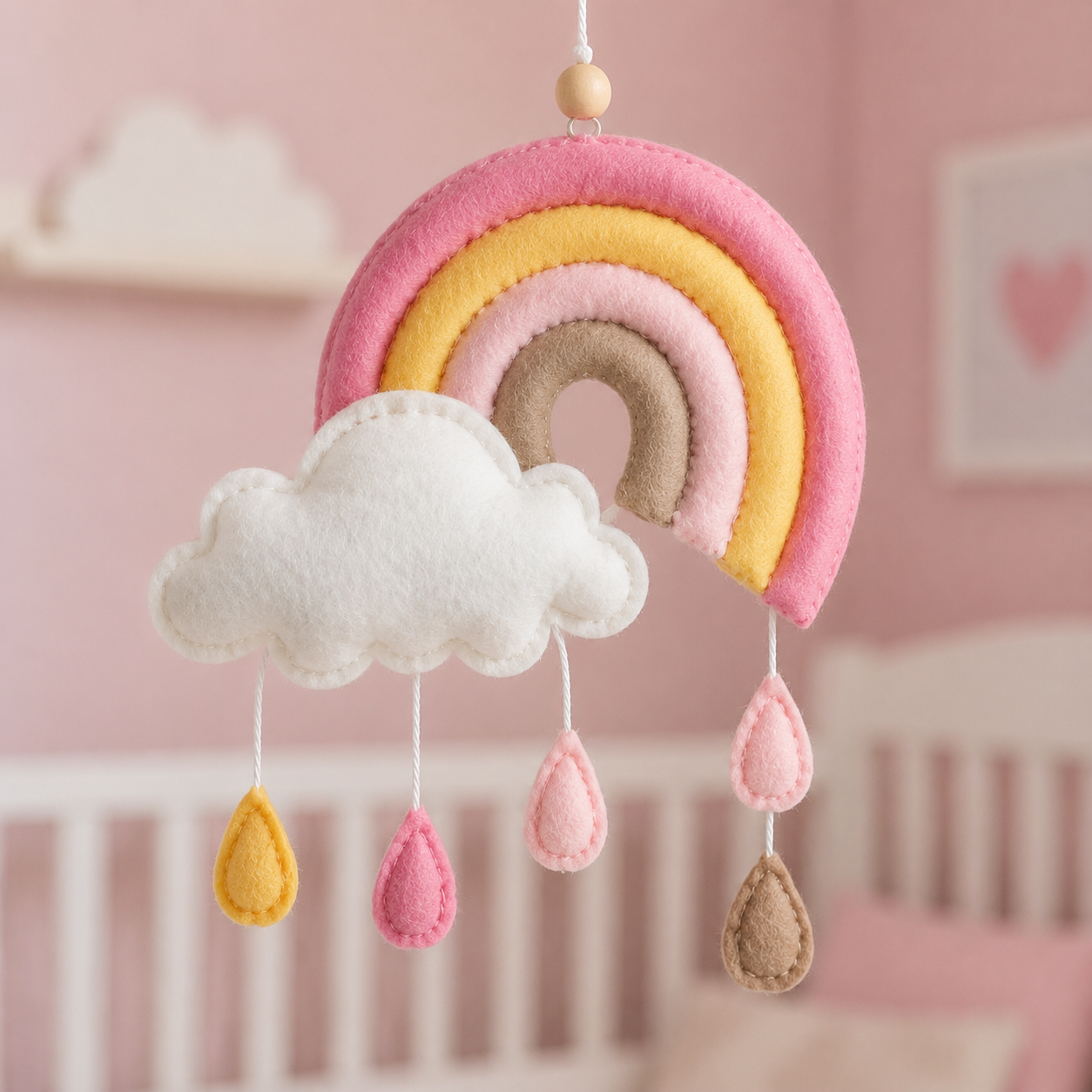 Détail de l’arc-en-ciel et du nuage en feutrine