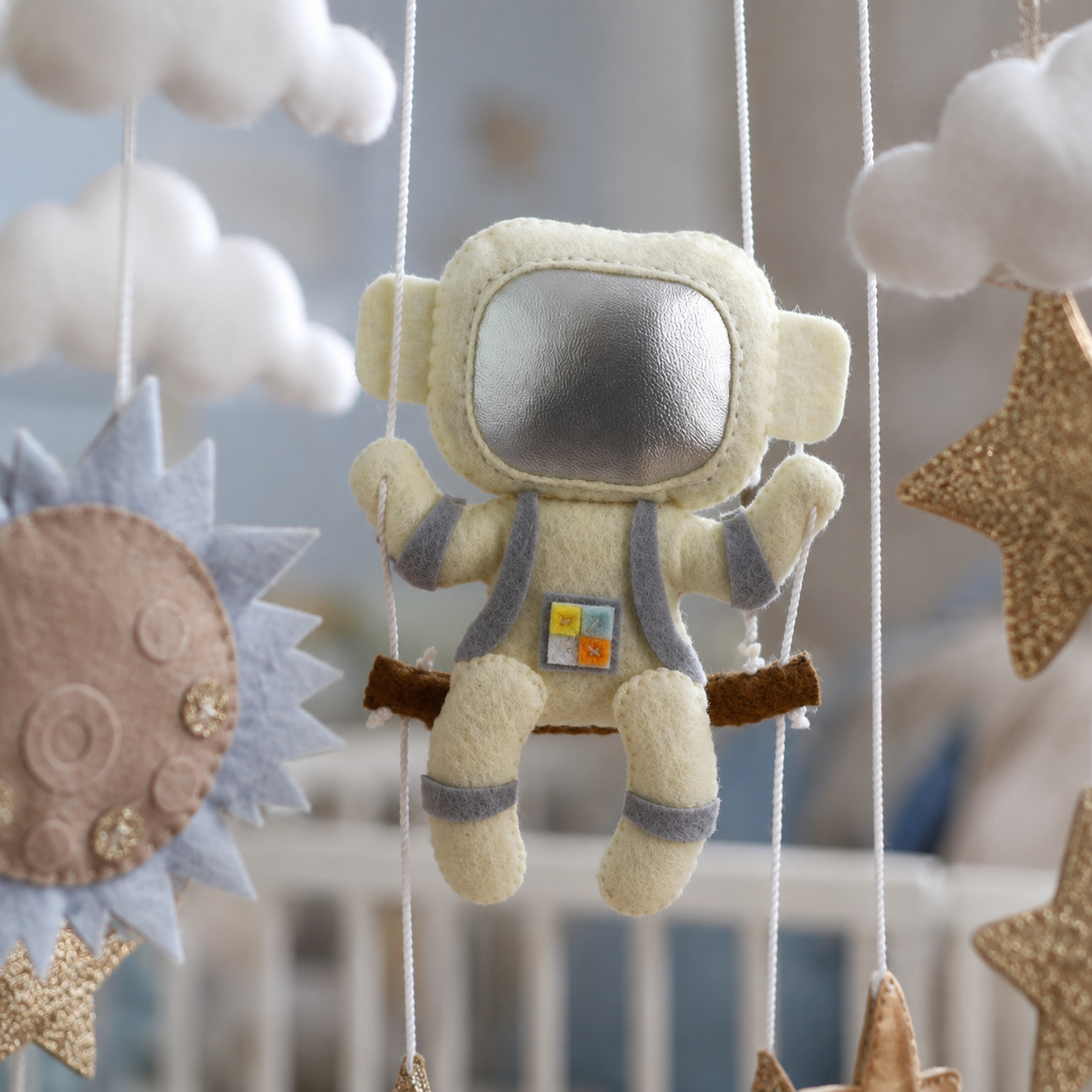 Détail de l’astronaute en feutrine du mobile bébé