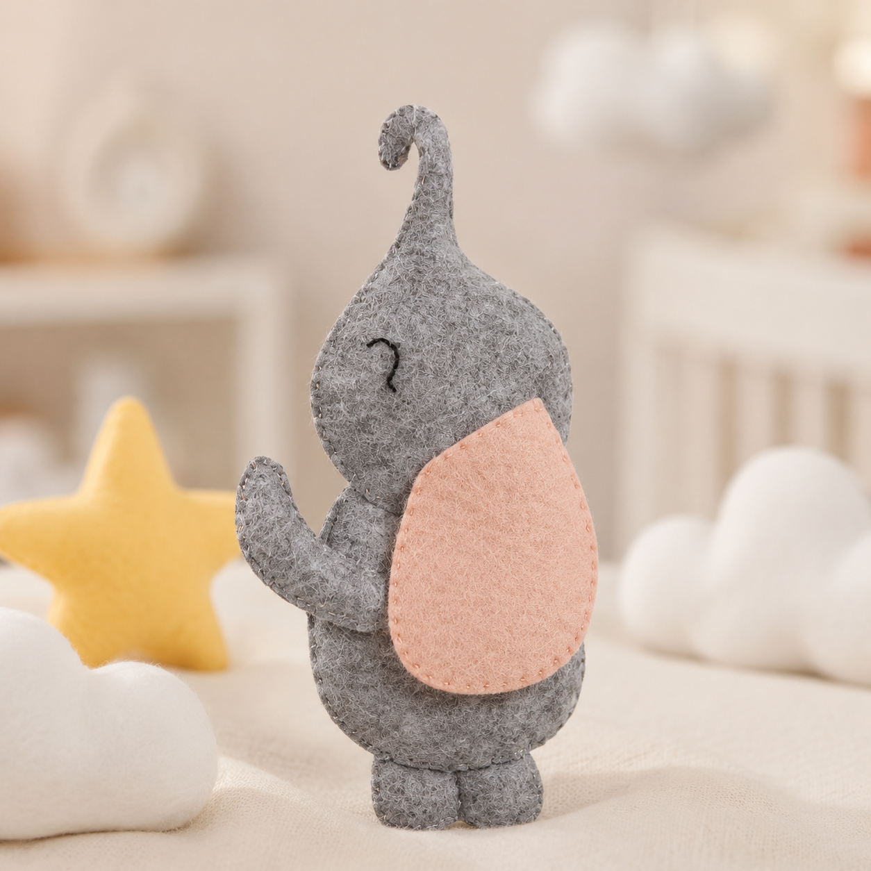 Détail de l’éléphant gris et rose en feutrine