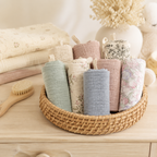 Linges bébé roulés dans un panier sur une commode de chambre bébé