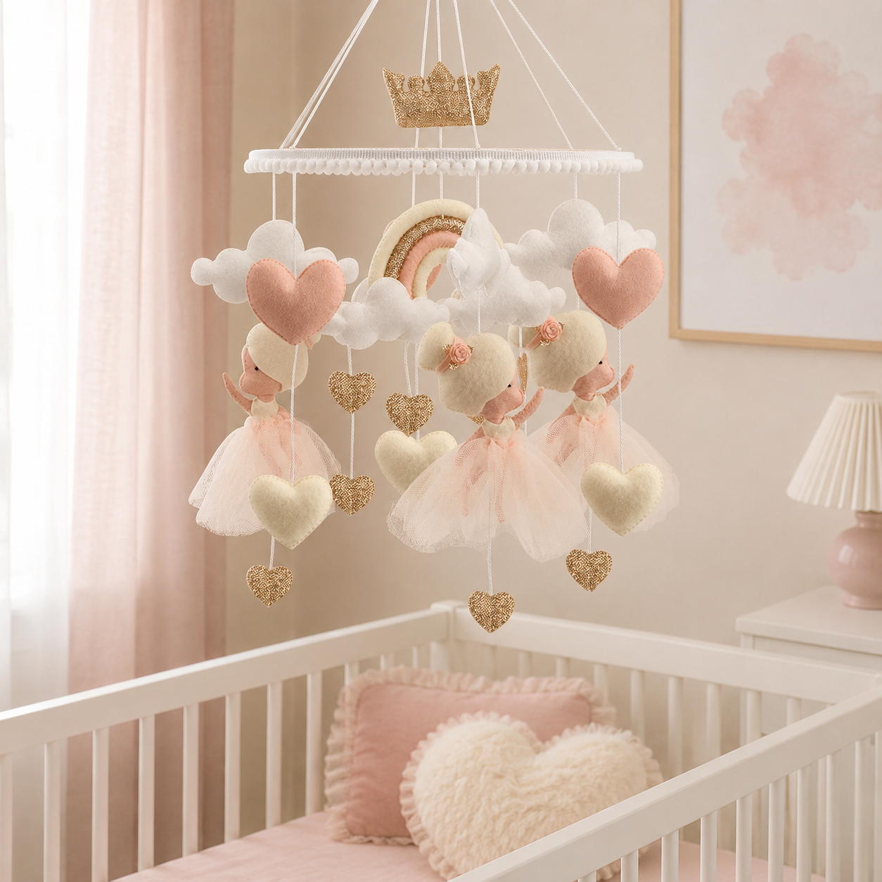 Mobile ballerines suspendu au-dessus d’un lit de bébé