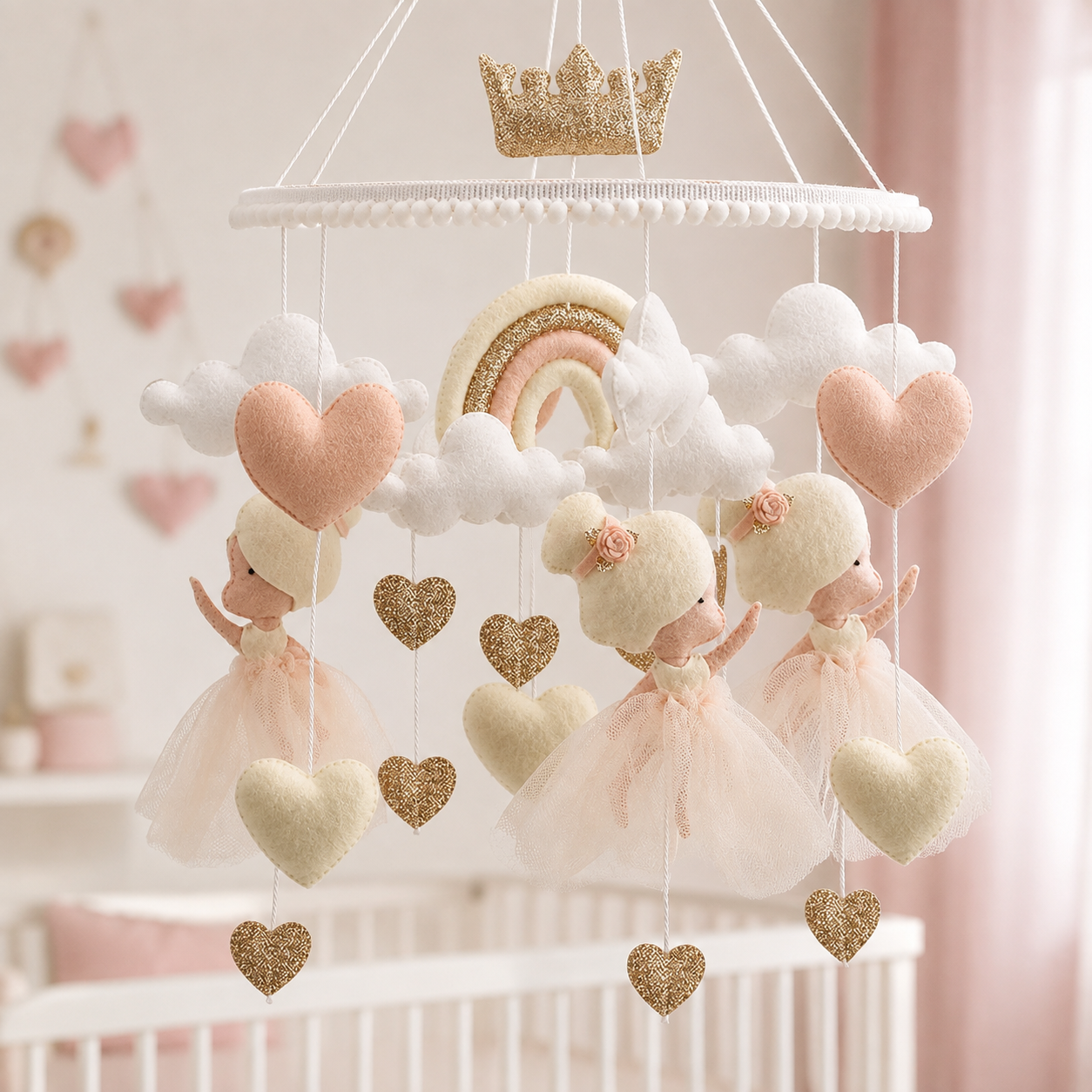 Mobile bébé ballerines en feutrine dans une chambre de bébé rose poudré